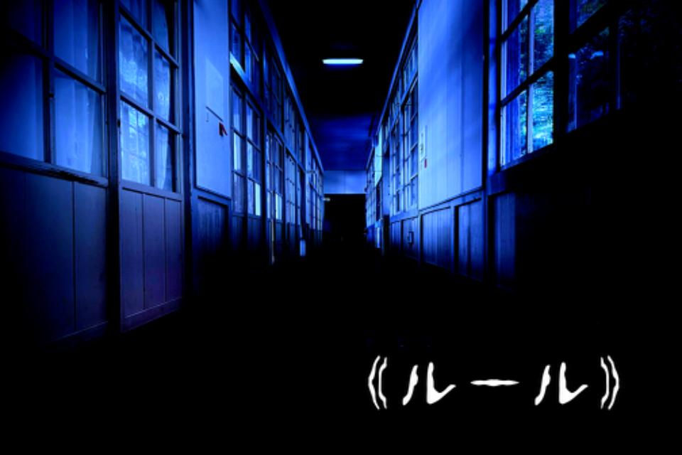 青い旧校舎の廊下を描いた『《ルール》』の作品画像